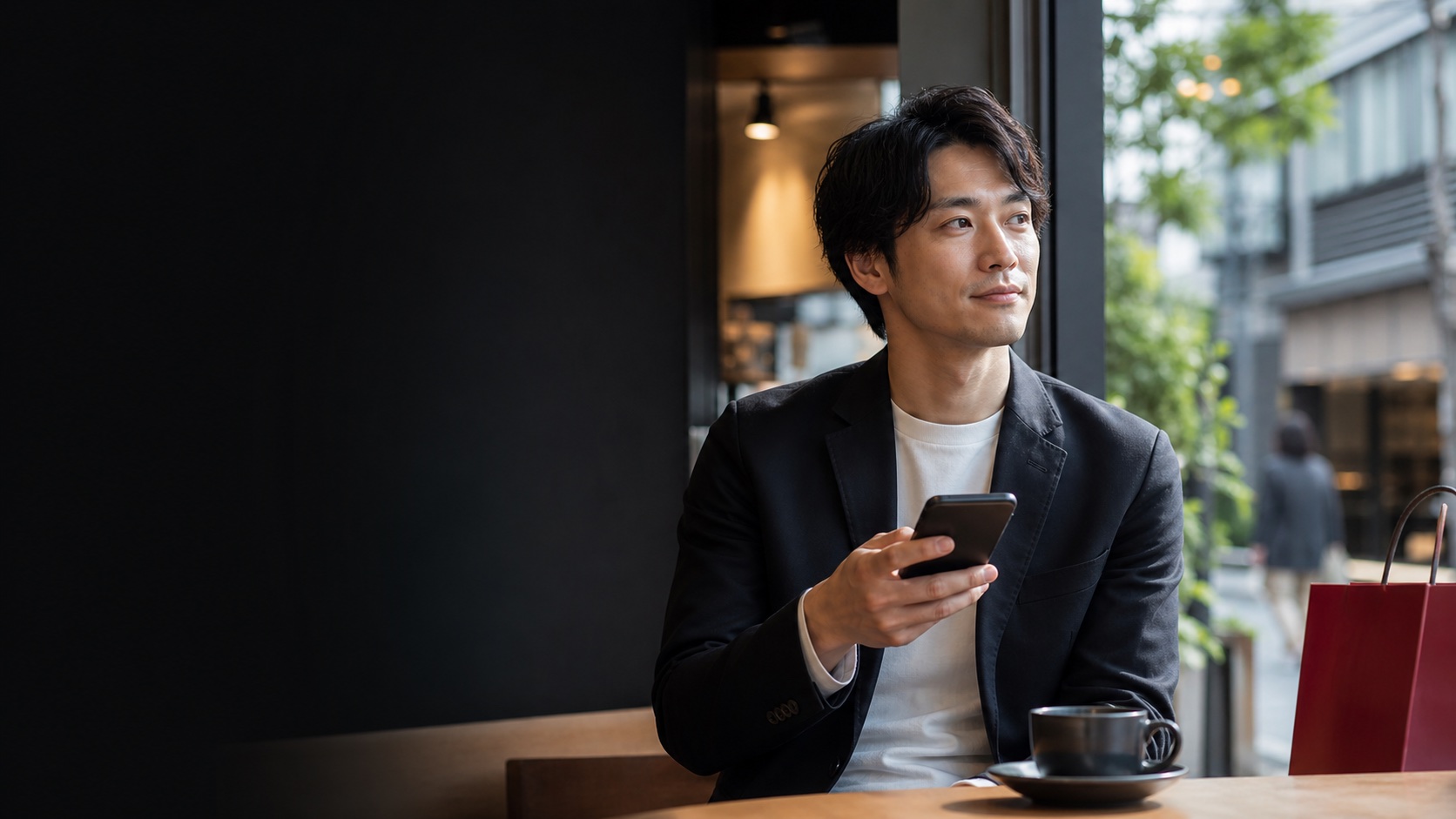 日本のカフェでRedotPayカード利用を確認する日本のユーザー